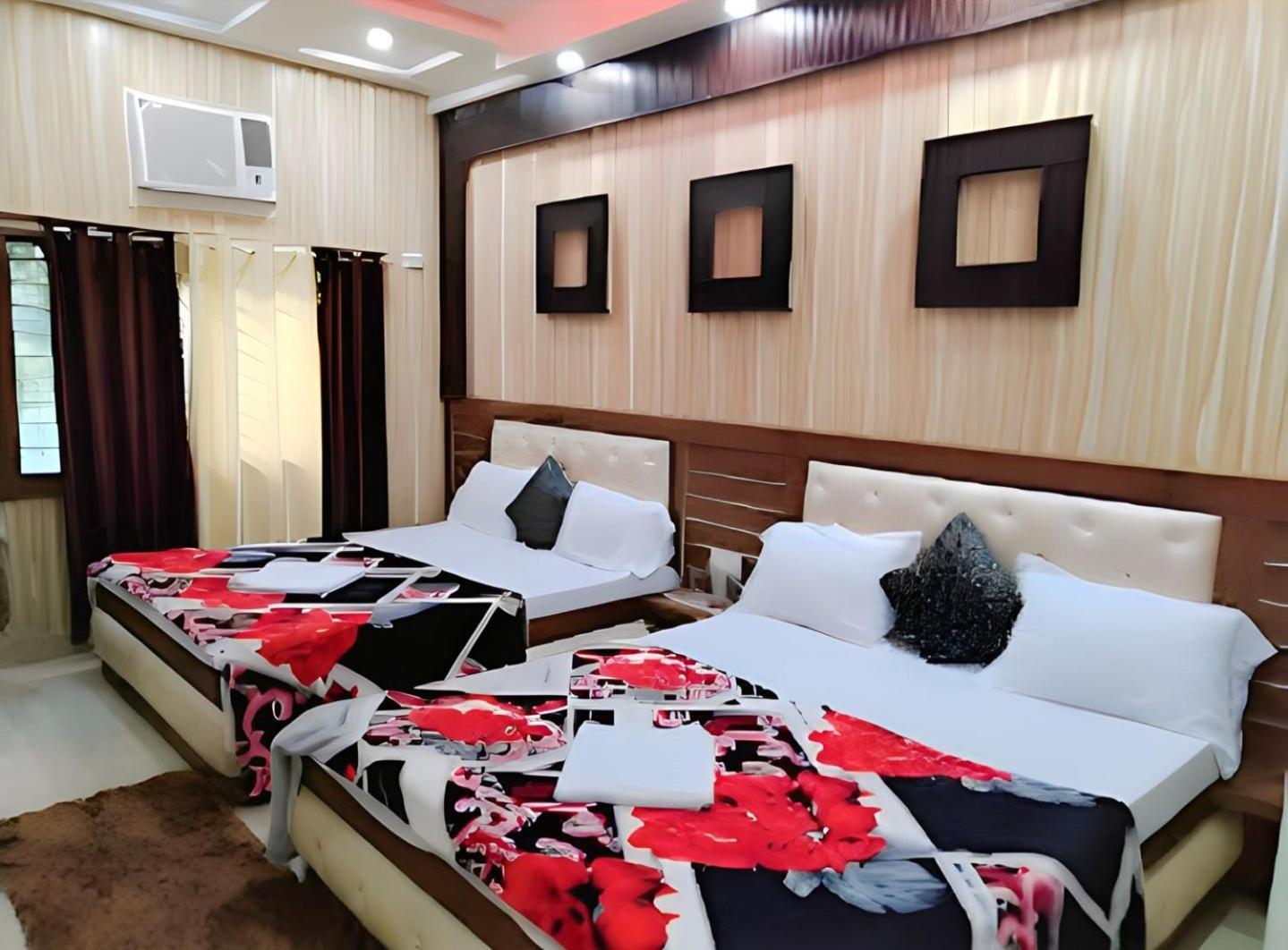 Taj Square A Luxurious Family Homestay อัครา ภายนอก รูปภาพ