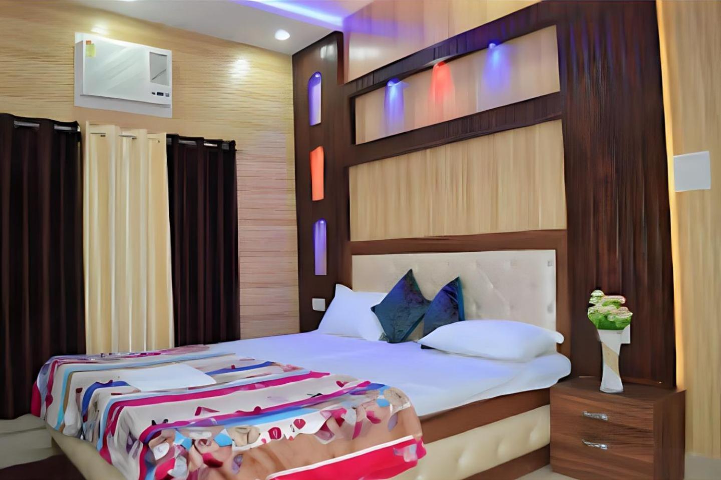 Taj Square A Luxurious Family Homestay อัครา ภายนอก รูปภาพ