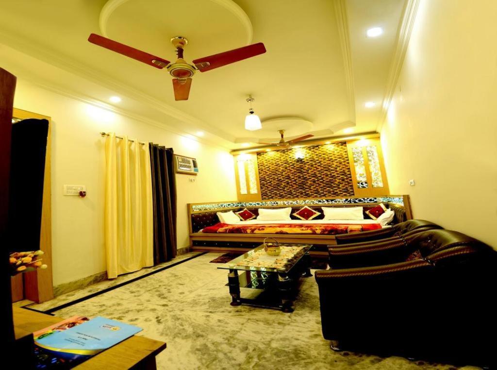 Taj Square A Luxurious Family Homestay อัครา ภายนอก รูปภาพ