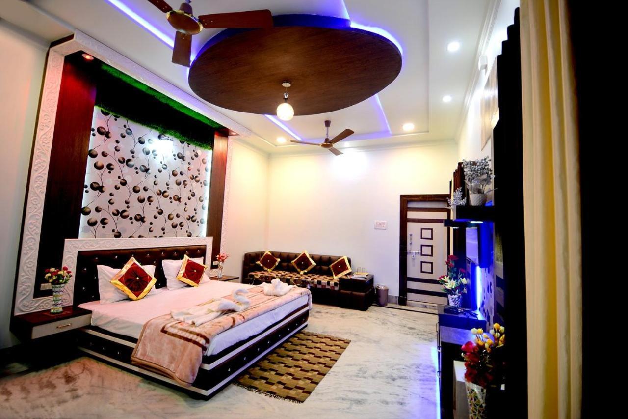 Taj Square A Luxurious Family Homestay อัครา ภายนอก รูปภาพ