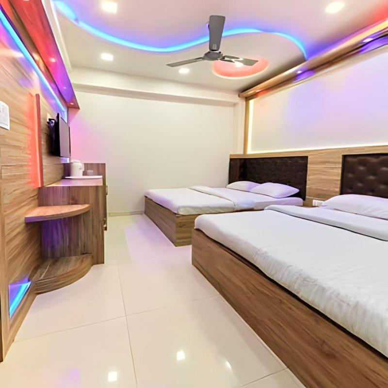 Taj Square A Luxurious Family Homestay อัครา ภายนอก รูปภาพ
