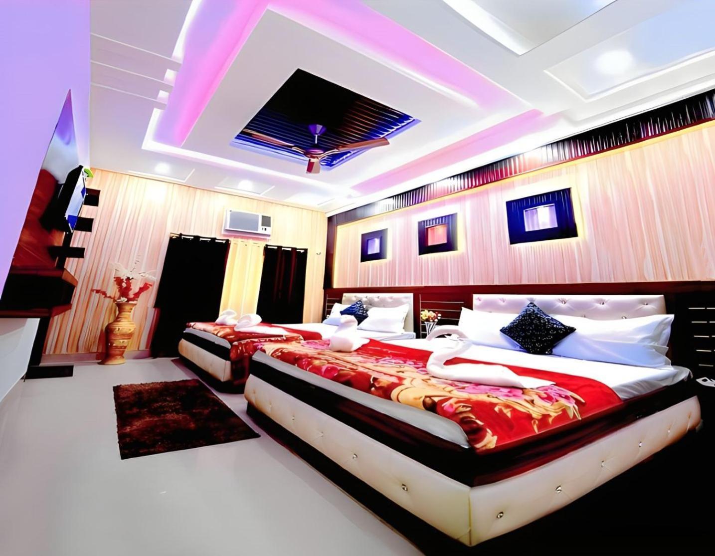 Taj Square A Luxurious Family Homestay อัครา ภายนอก รูปภาพ
