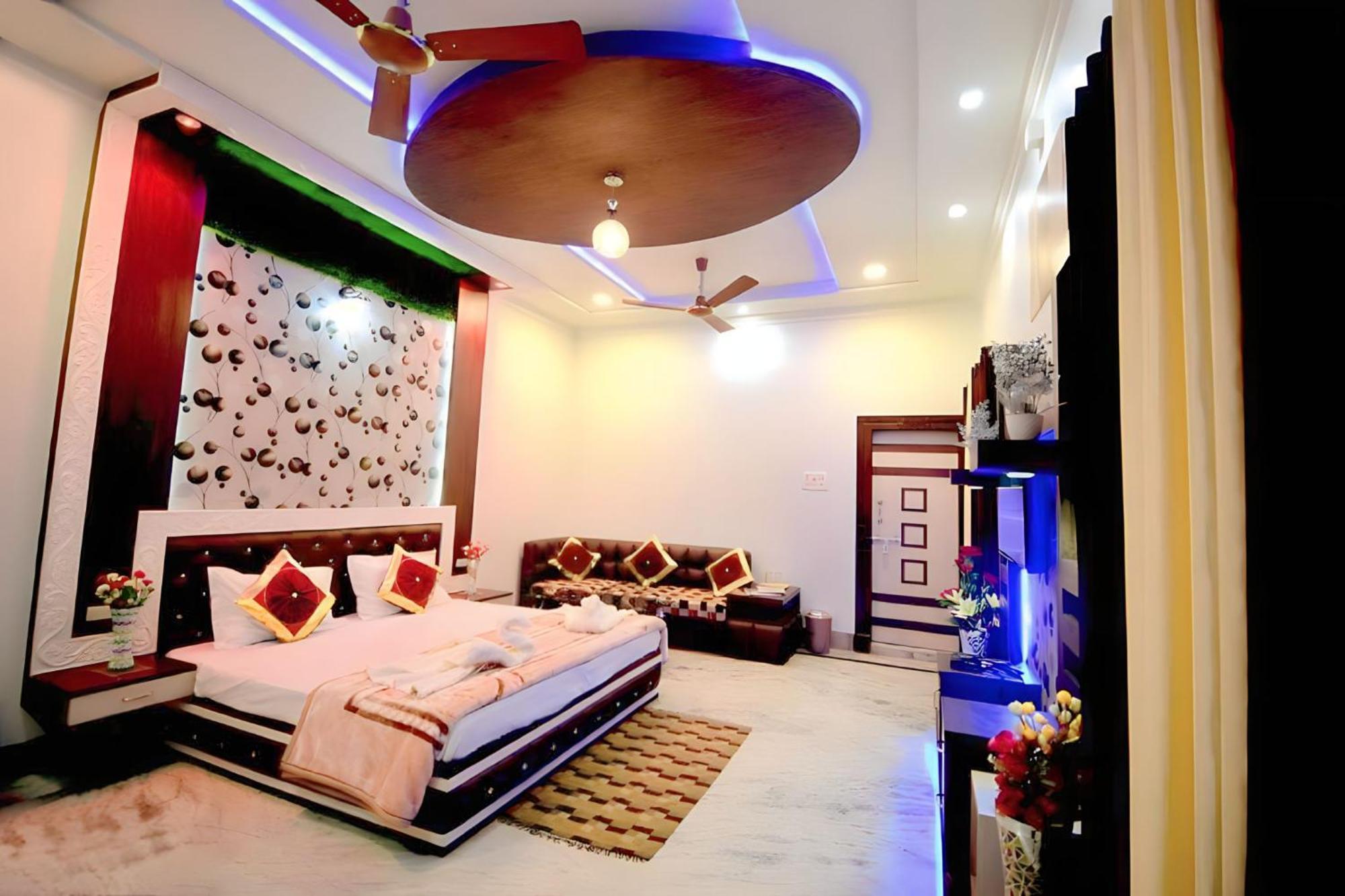 Taj Square A Luxurious Family Homestay อัครา ภายนอก รูปภาพ