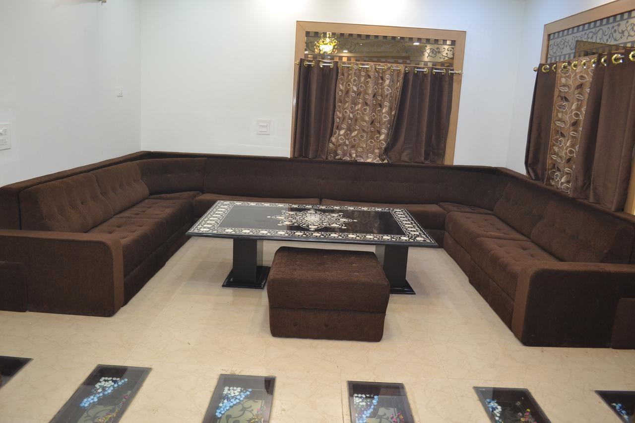 Taj Square A Luxurious Family Homestay อัครา ภายนอก รูปภาพ