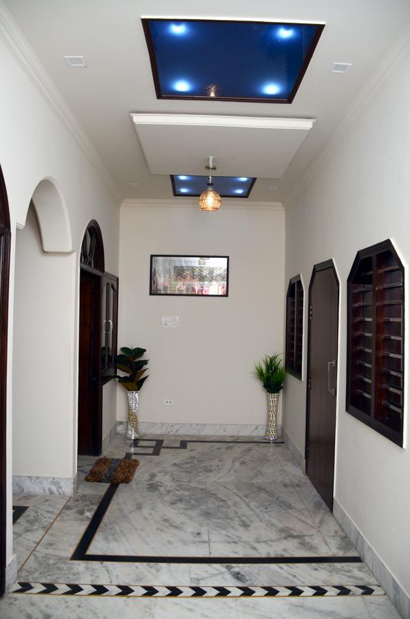 Taj Square A Luxurious Family Homestay อัครา ภายนอก รูปภาพ
