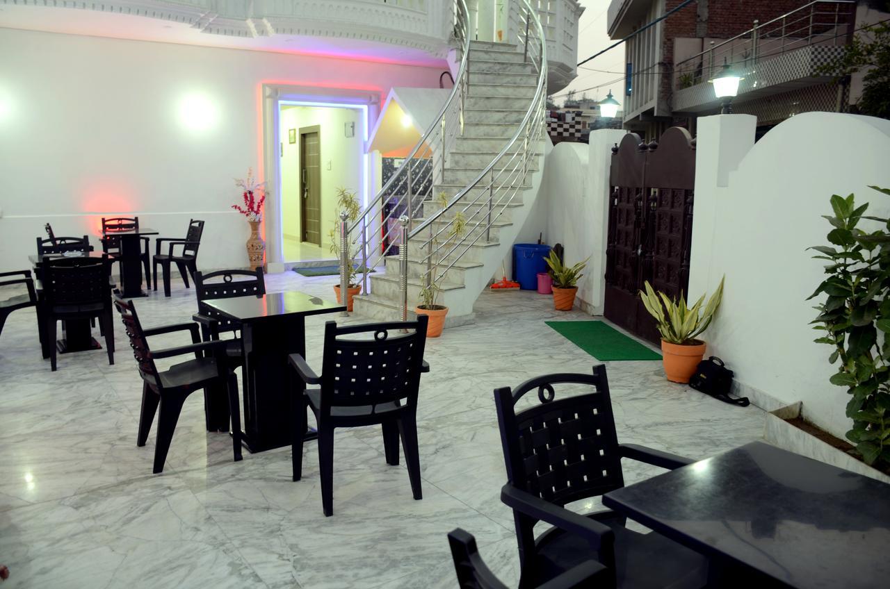 Taj Square A Luxurious Family Homestay อัครา ภายนอก รูปภาพ
