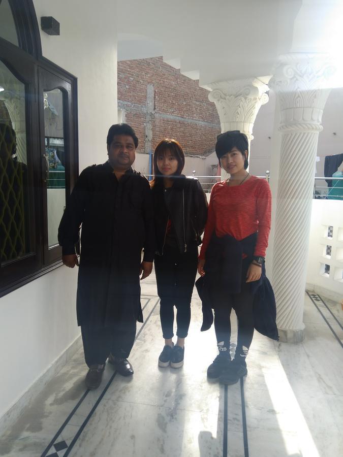 Taj Square A Luxurious Family Homestay อัครา ภายนอก รูปภาพ
