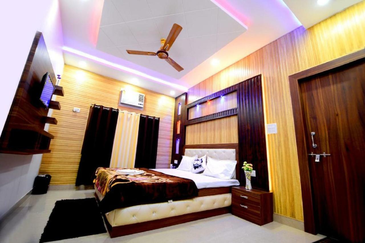 Taj Square A Luxurious Family Homestay อัครา ภายนอก รูปภาพ